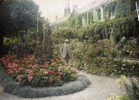 Unknown, ‘Claude Monet outside his house at Giverny’, c.1921, autochrome, Musée d'Orsay, Paris.